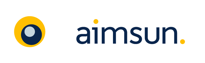 Logo von „aimsun“: Links ein kreisförmiges Symbol mit einem gelben Außenring, einem dunkelblauen inneren Kreis und einem kleineren hellblauen Kreis in der Mitte. Rechts daneben steht der Schriftzug „aimsun“ in dunkelblauen Kleinbuchstaben. Über dem „i“ und am Ende des Wortes befindet sich jeweils ein gelber Punkt.