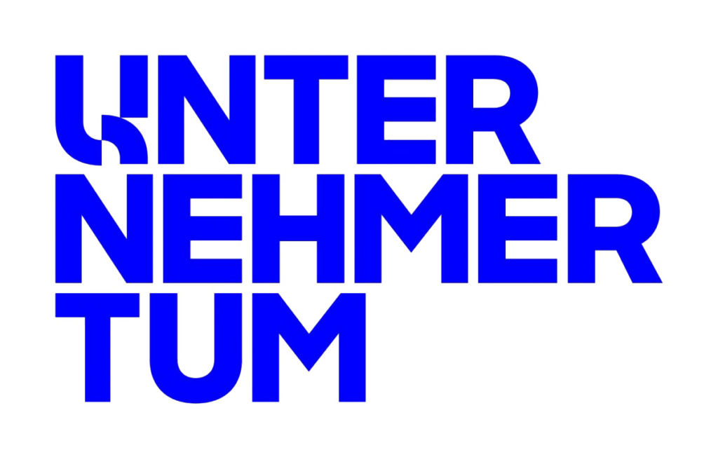 Logo der UnternehmerTUM, das aus einem blauen dreizeiligen Schriftzug besteht.